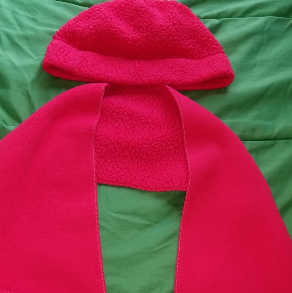SET--BEANIE FUCHSIA L-XL. SCARF FUCHSIA ONE SIZE - Picture 1 of 4